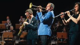 No palco em primeiro plano os irmãos Cohen e atrás musicos da São Paulo Big Band