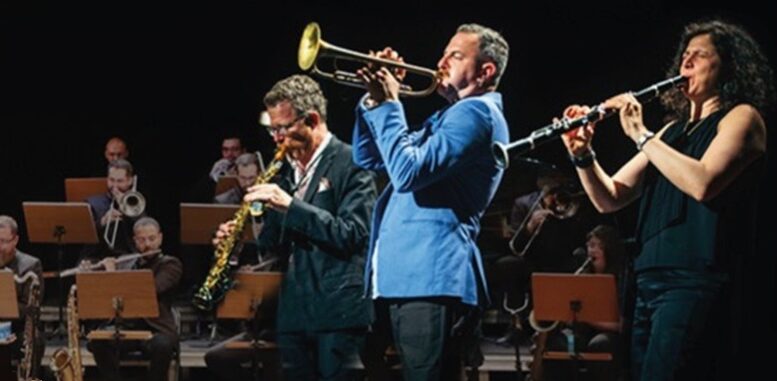 No palco em primeiro plano os irmãos Cohen e atrás musicos da São Paulo Big Band