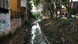 iamgem de córrego com algum depósito de entulho