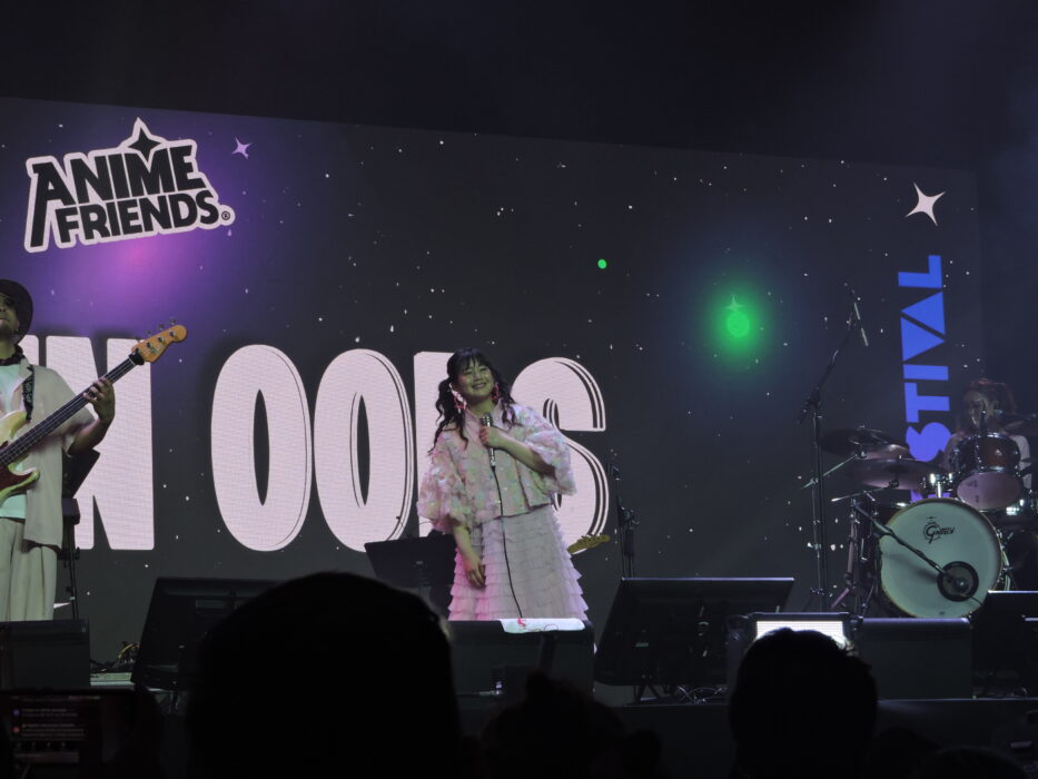 cantora japonesa no palco, emocionada