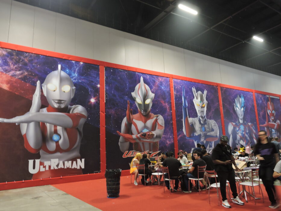 Parede com imagens das cinco gerações do ultraman