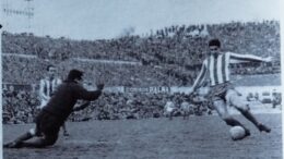 foto antiga de Ramiro Valente driblando um goleiro