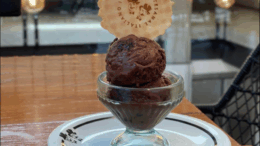 taça de vidro, estilo anos 80, de sorvete de chocolate escuto com uma bolacha redonda