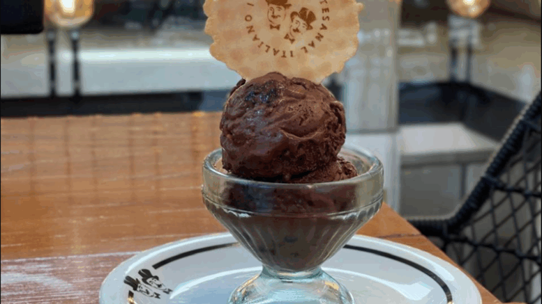 taça de vidro, estilo anos 80, de sorvete de chocolate escuto com uma bolacha redonda