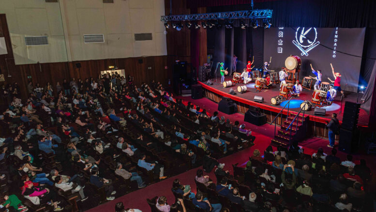 visto de cima o palco com apresentação de Taiko