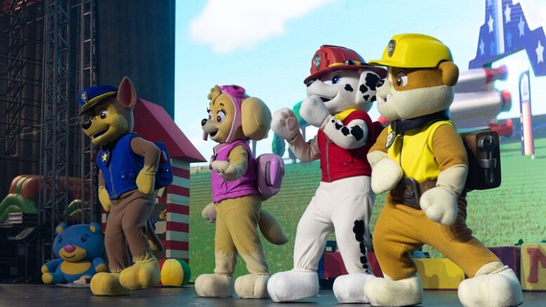 personagens da Patrulha Canina dançando em um palco