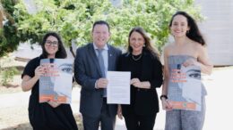 quatro pessoas em pé posam para foto mostrando uma carta : Brenda Kauane, Swedenberger Barbosa, Ethel Maciel e Danielle Bedin Júnior Rosa