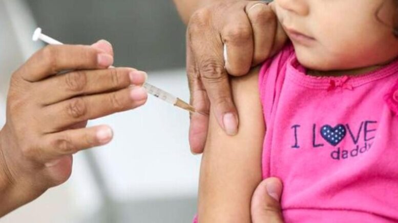 criança sendo vacinada com injeção no bracinho
