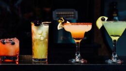 foto de 4 copos com drinks coloridos