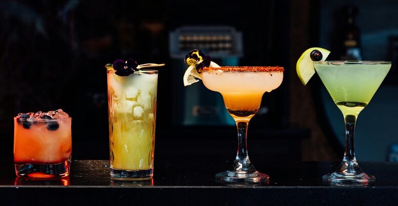 foto de 4 copos com drinks coloridos