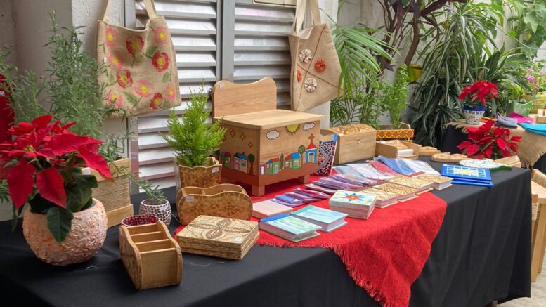 mesa com diversos produtos de artesanato feitos pelos artesãos da Alteanativa