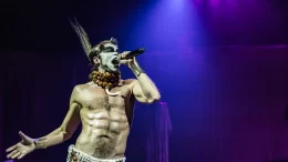 renan-mattos-cantando-no-musical-sobre-ney-matogrosso