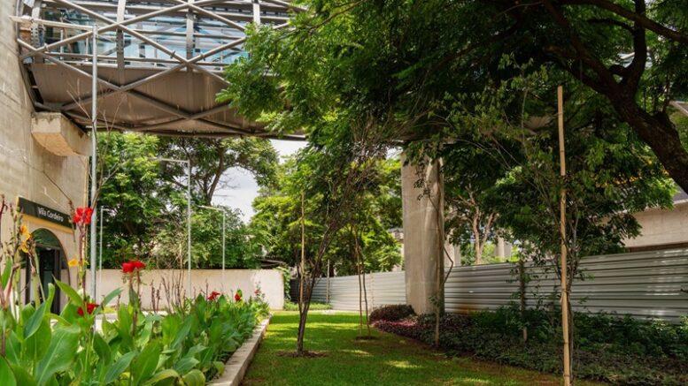 imagem de jardim na entrada da futura estação Vila Cordeiro, da linha 17-Ouro