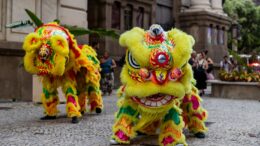Dança do Dragão, do lado de fora do Theatro Municipal
