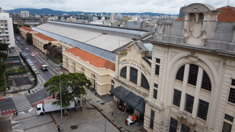 vista aérea da estação julio restes no centro de são paulo, após revitalização