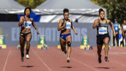 três atletas correm em uma reta no atletismo na pista do CT Paralímpico em São Paulo