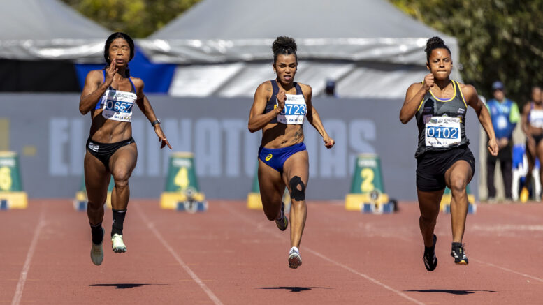 três atletas correm em uma reta no atletismo na pista do CT Paralímpico em São Paulo