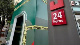 corte da fachada da drogaria são paulo com portal alusivo ao hub de conscientização sobre obesidade.