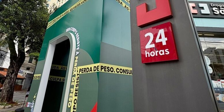 corte da fachada da drogaria são paulo com portal alusivo ao hub de conscientização sobre obesidade.