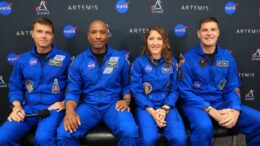 quatro astronautas da artemis sentados lado a lado, no braço de três deles um relógio com pulseira branca.