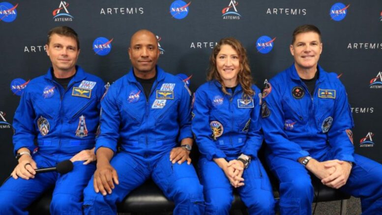 quatro astronautas da artemis sentados lado a lado, no braço de três deles um relógio com pulseira branca.