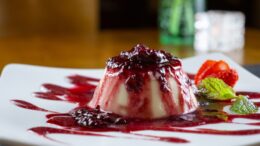 panacotta com calda de frutas vermelhas