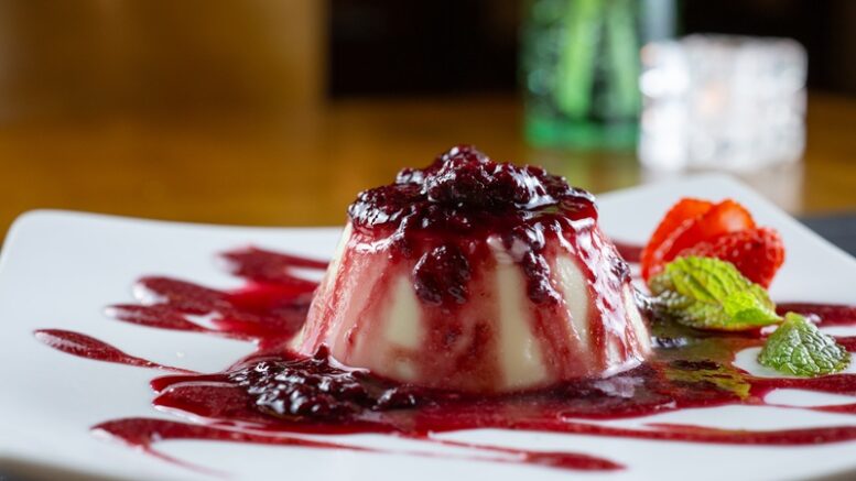 panacotta com calda de frutas vermelhas