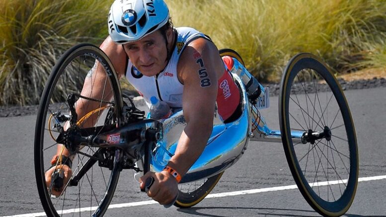 imagem do atleta, ex-piloto de f´órmula 1, Alessandro Zanardi, correndo com uma handbike