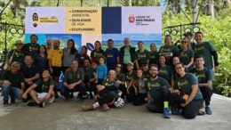 grupo de pessoas com camiseta da trilha interparques posando para foto
