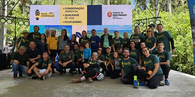 grupo de pessoas com camiseta da trilha interparques posando para foto