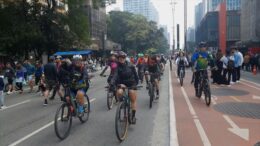 imagem de muitos ciclistas pedalando na Avenida Paulista