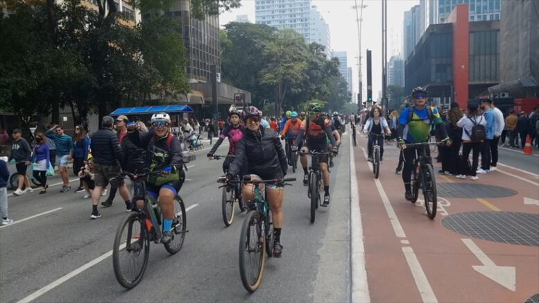 imagem de muitos ciclistas pedalando na Avenida Paulista