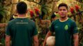 imagem de um indígena posando com uma bola e a camisa da seleção indígena