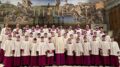 integrantes do coro e o maestro brasileiro posam para foto na Capela Sistina