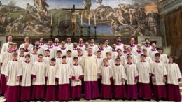 integrantes do coro e o maestro brasileiro posam para foto na Capela Sistina