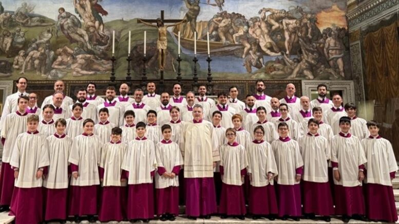 integrantes do coro e o maestro brasileiro posam para foto na Capela Sistina