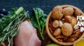 diversos alimentos entre carnes curas, verduras e castanhas, na capa do relatório da FAO