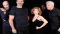 quatro atores, sendo uma mulher, vestidos de preto, em um fundo preto, fazendo pose.
