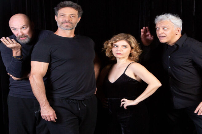 quatro atores, sendo uma mulher, vestidos de preto, em um fundo preto, fazendo pose.