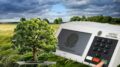 montagem de imagem de urna eletronica e árvore com um fundo de campo e céu ao anoitecer