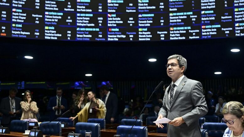 plenário do Senado em 28 de outubro, com o senador Randolfe Rodrigues em pronunciamento
