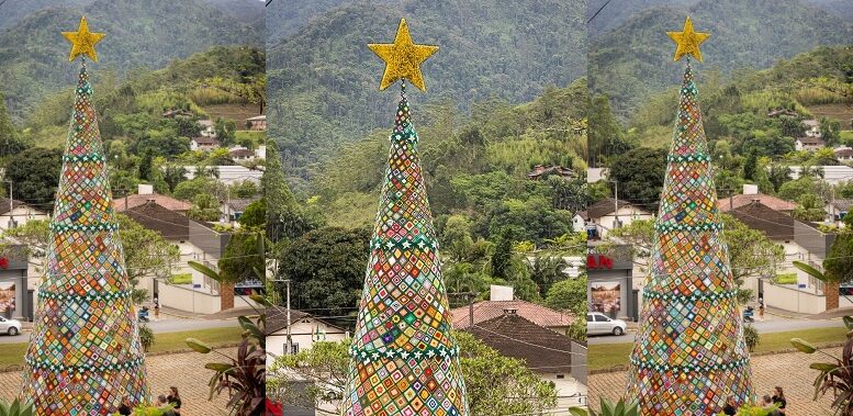 lado a lado três fotos da árvore de natal decorada com quadradinhos de crochê, em uma cidade pequena com casinhas e morros
