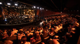 Imagem da plateia do teatro franco zampari e músicos no palco