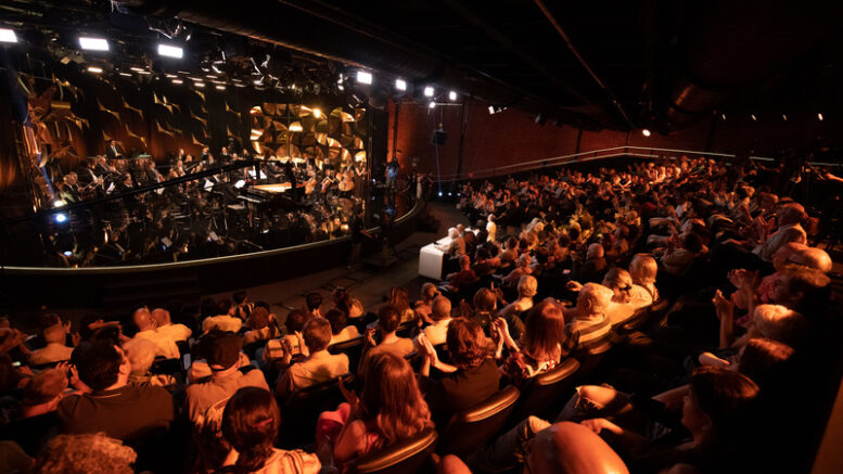 Imagem da plateia do teatro franco zampari e músicos no palco