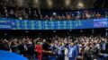 imagem do plenário do senado lotado, inclusive nas galerias com as pessoas comemorando.